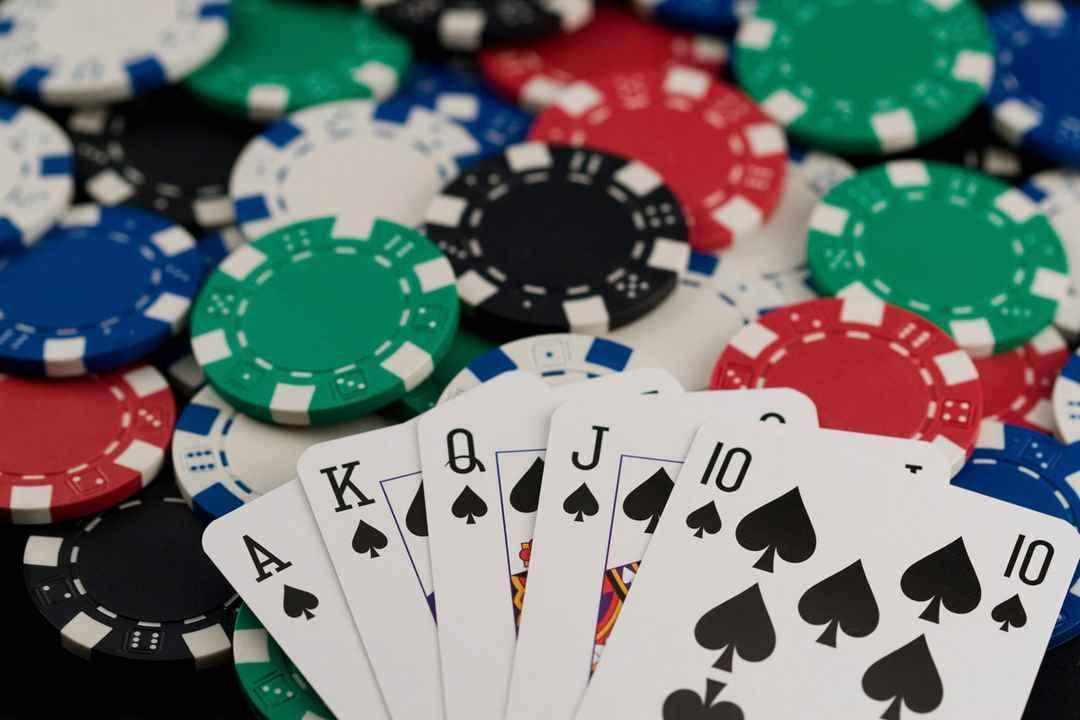 Chi tiết về cách thức triển khai bài Poker dễ hiểu